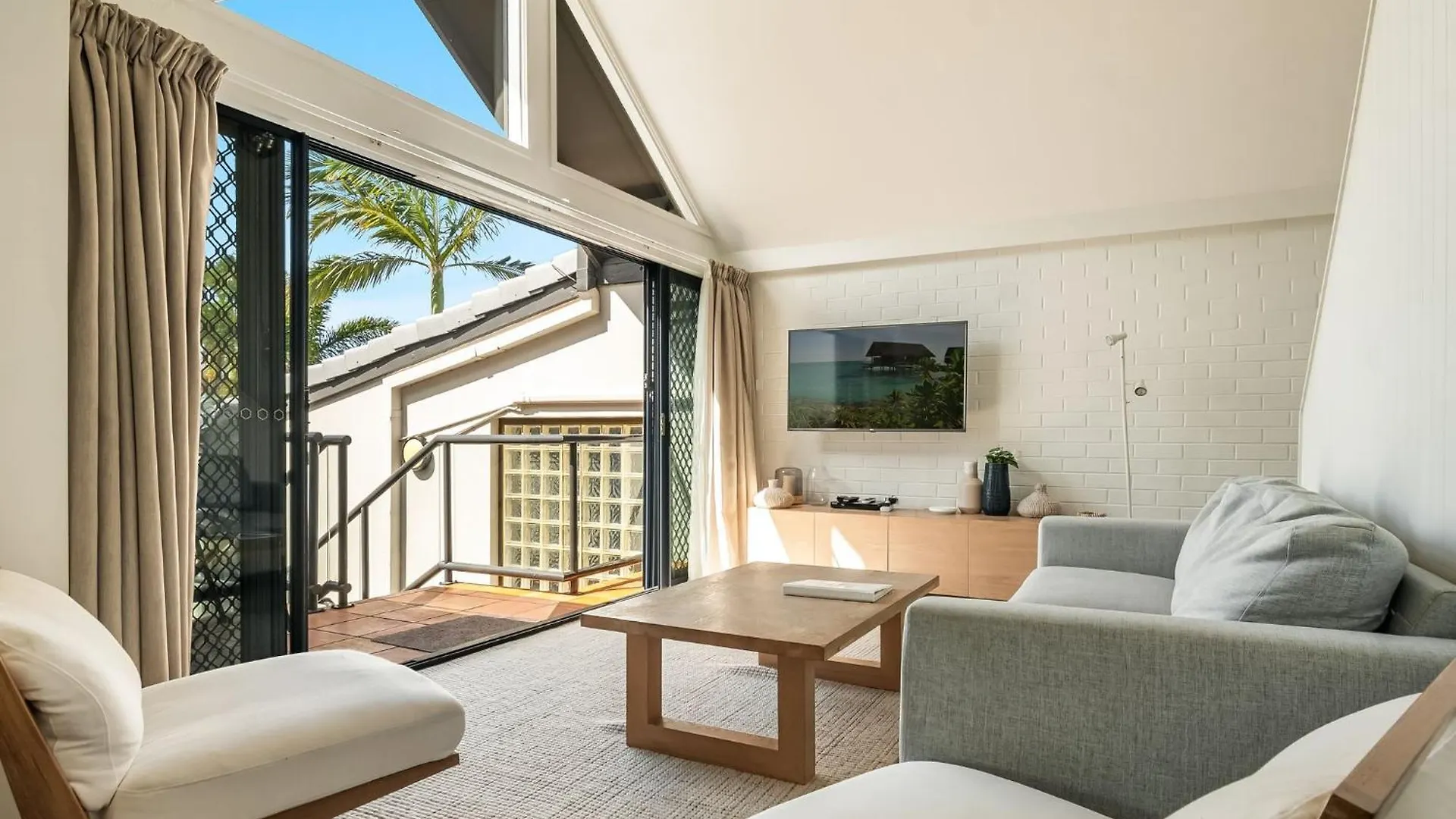 Resort Byron Bay Beachfront Holiday Apartments Australia